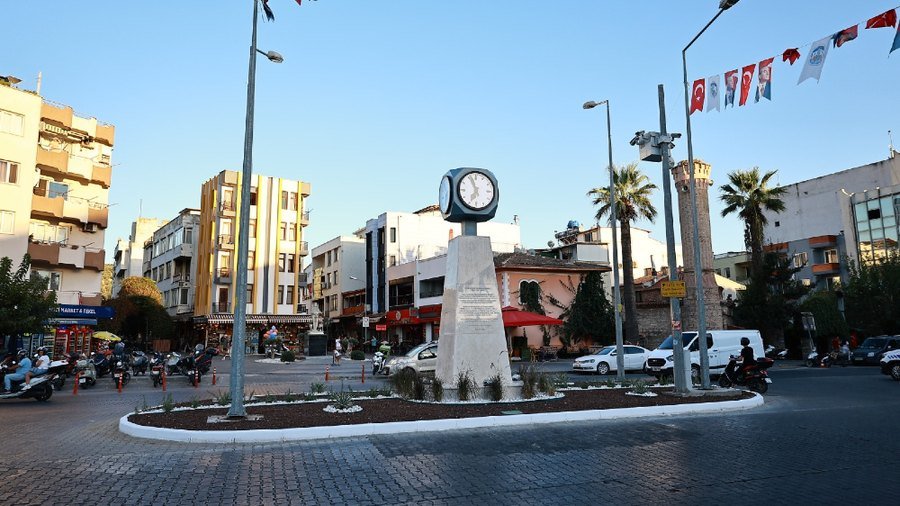 "Dostluk Saati" adı verilen saat kulesi, Kale Yokuşu Su Kemerleri yanındaki yerini yeniden aldı.