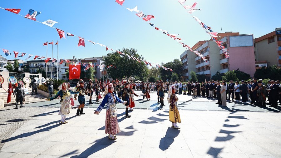 Kurtuluş töreninde Efes Selçuk Belediyesi Halk Oyunları Ekibi gösteri sundu.