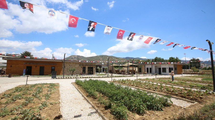Green Destinations'ın 2025'te dünyanın en iyi 100 sürdürülebilir turizm hikâyesi arasında gösterdiği Efes Tarlası Yaşam Köyü.