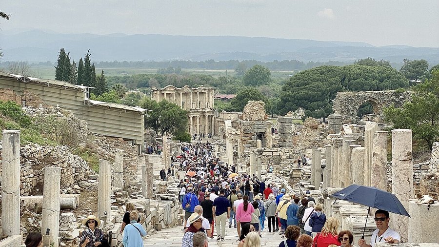 Efes Antik Kenti'nde Kuretler Caddesi, arka planda Celsus Kütüphanesi. Fotoğraf gündüz çekilmiştir; gece müzeciliği 19.00-22.00 arasında uygulanıyor.