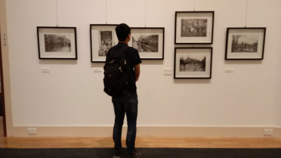 Temsilî fotoğraf: bir sergi salonunda ziyaretçi.