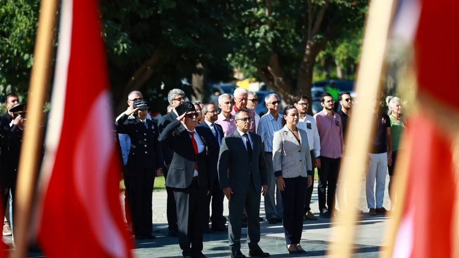 Selçuk'ta 19 Eylül Gaziler Günü töreni Atatürk Anıtı önünde yapıldı.